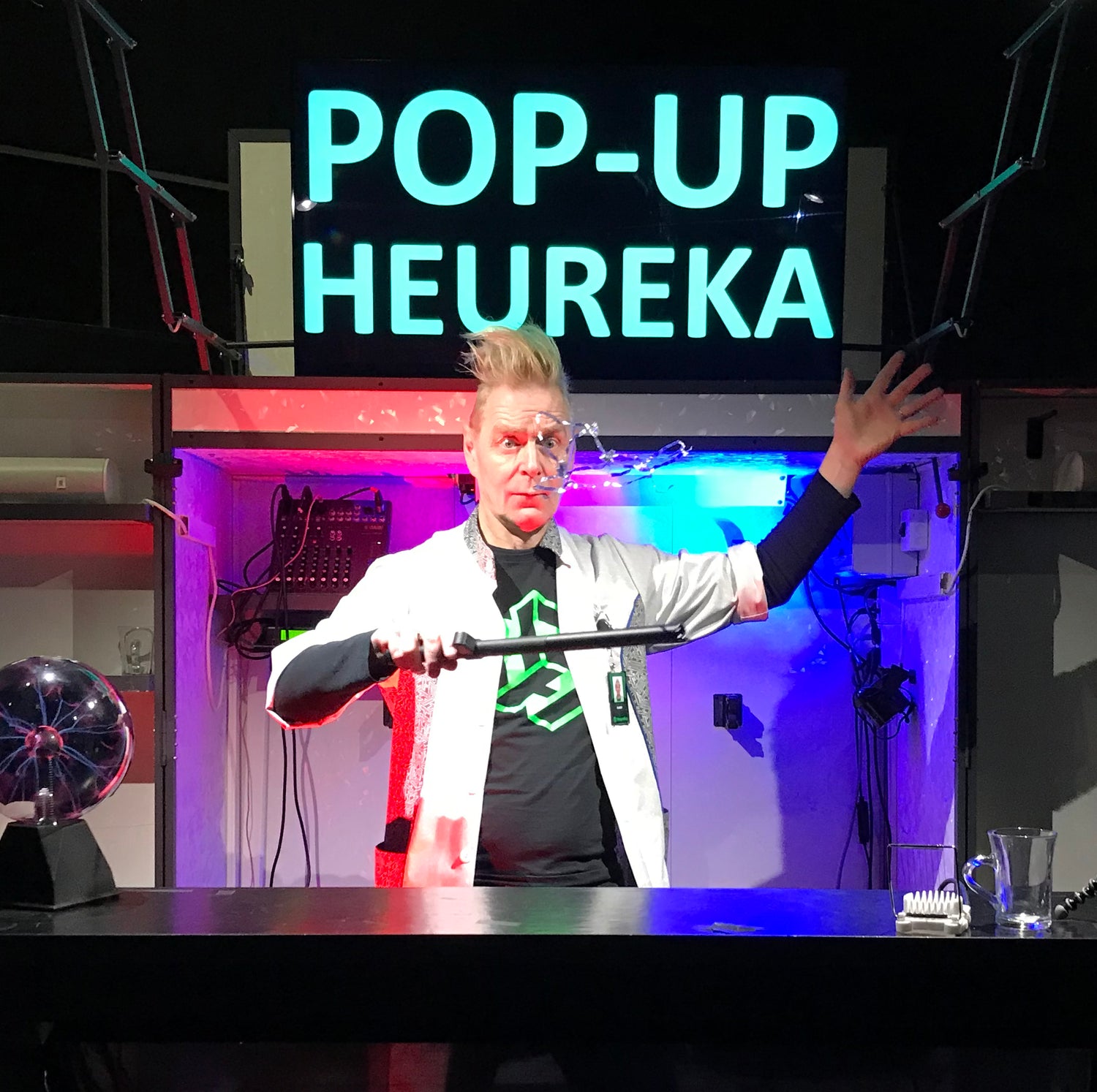 Pop-up Heureka-lavalla innoittaja, jolla saippuakuplakeppi kädessä.